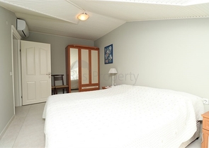 Дворівнева мебльована квартира 3 + 1 з просторою терасою в центрі Аланії