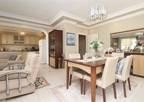 Дворівнева мебльована квартира 3 + 1 з просторою терасою в центрі Аланії