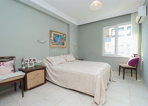 Дворівнева мебльована квартира 3 + 1 з просторою терасою в центрі Аланії