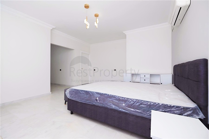 Просторий мебльований пентхаус з терасами в самому центрі Аланії