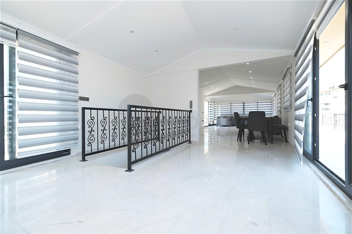 Просторий мебльований пентхаус з терасами в самому центрі Аланії