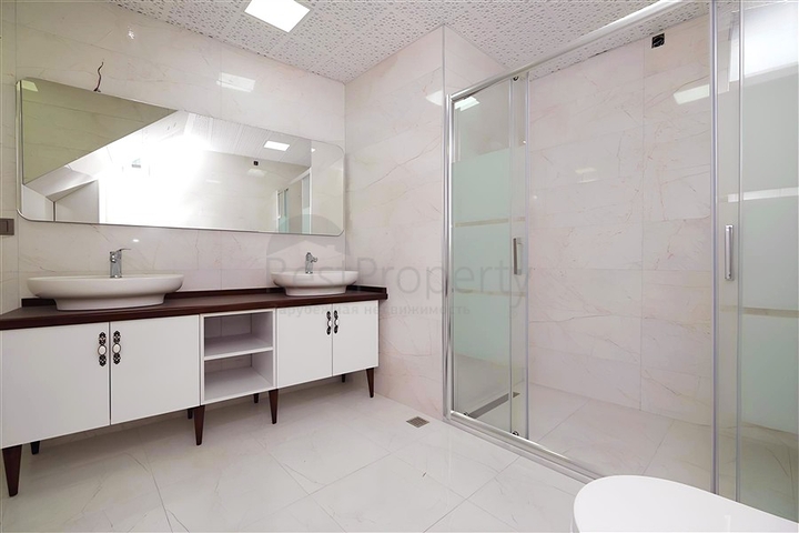 Просторий мебльований пентхаус з терасами в самому центрі Аланії