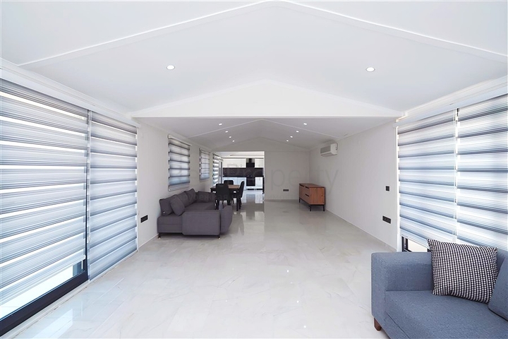 Просторий мебльований пентхаус з терасами в самому центрі Аланії