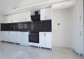 Просторий мебльований пентхаус з терасами в самому центрі Аланії