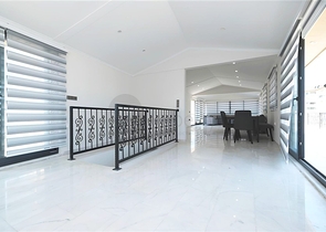 Просторий мебльований пентхаус з терасами в самому центрі Аланії