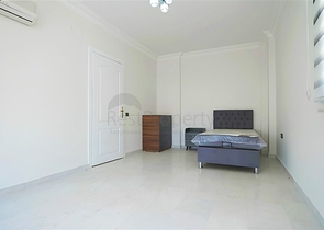 Просторий мебльований пентхаус з терасами в самому центрі Аланії