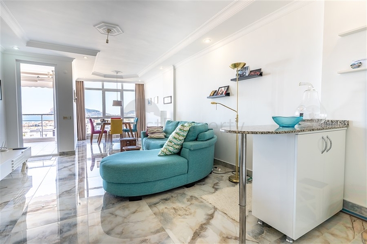 Світла квартира з панорамним видом на море в районі Тосмур