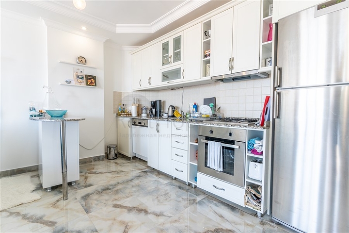 Світла квартира з панорамним видом на море в районі Тосмур