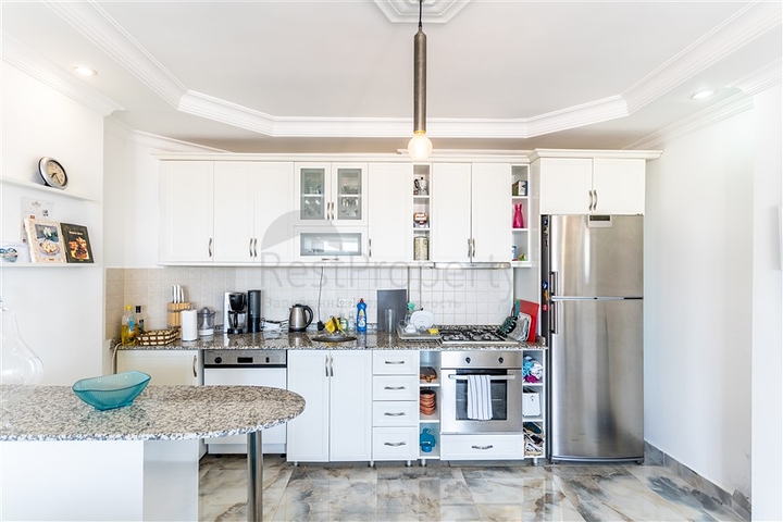 Світла квартира з панорамним видом на море в районі Тосмур