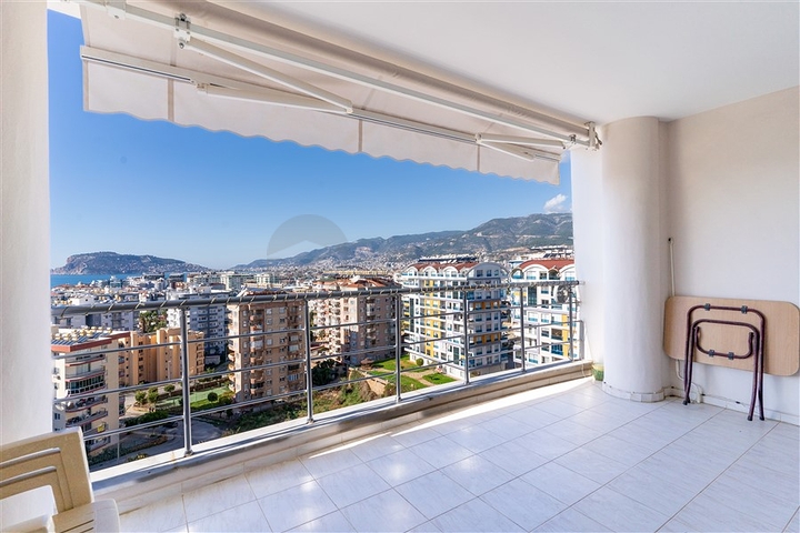 Світла квартира з панорамним видом на море в районі Тосмур