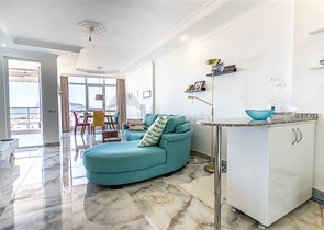 Світла квартира з панорамним видом на море в районі Тосмур