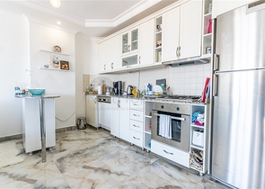 Світла квартира з панорамним видом на море в районі Тосмур