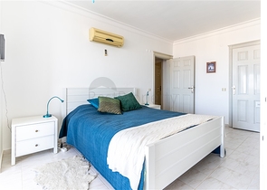 Світла квартира з панорамним видом на море в районі Тосмур