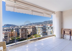 Світла квартира з панорамним видом на море в районі Тосмур