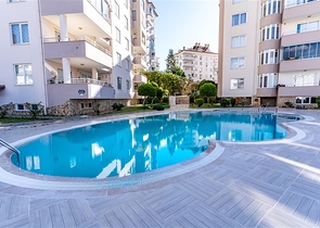 Світла квартира з панорамним видом на море в районі Тосмур