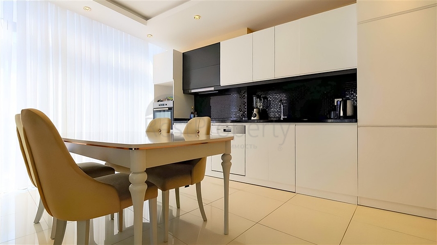 Простора мебльована квартира 3 + 1 з багатою інфраструктурою в сучасному житловому комплексі