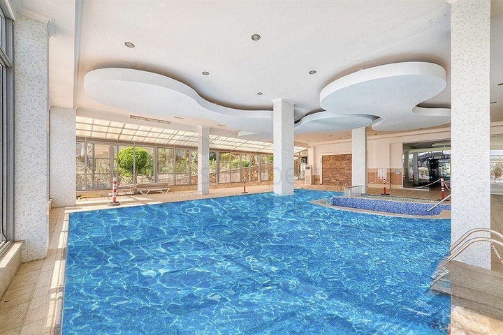 Просторий пентхаус з терасою і видом на море в престижному житловому комплексі