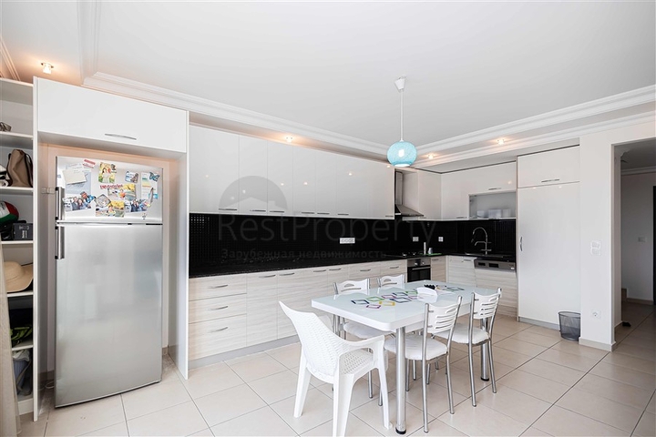 Просторий пентхаус з терасою і видом на море в престижному житловому комплексі