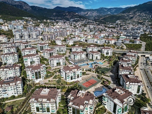 Просторий пентхаус з терасою і видом на море в престижному житловому комплексі