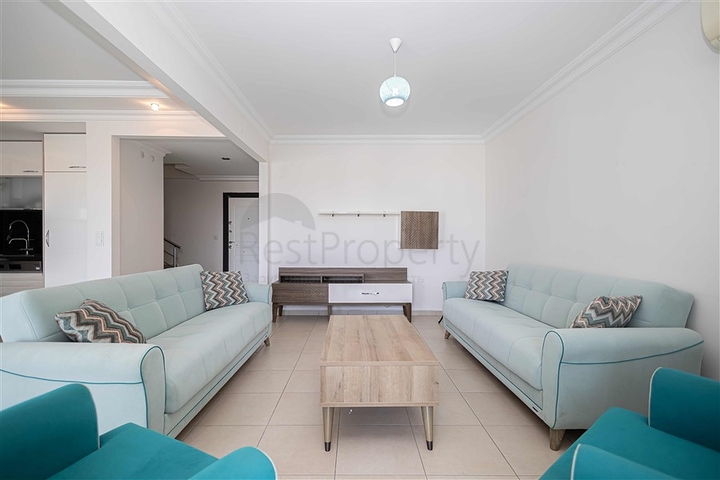 Просторий пентхаус з терасою і видом на море в престижному житловому комплексі