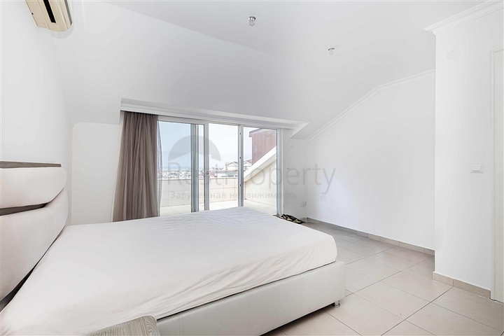 Просторий пентхаус з терасою і видом на море в престижному житловому комплексі