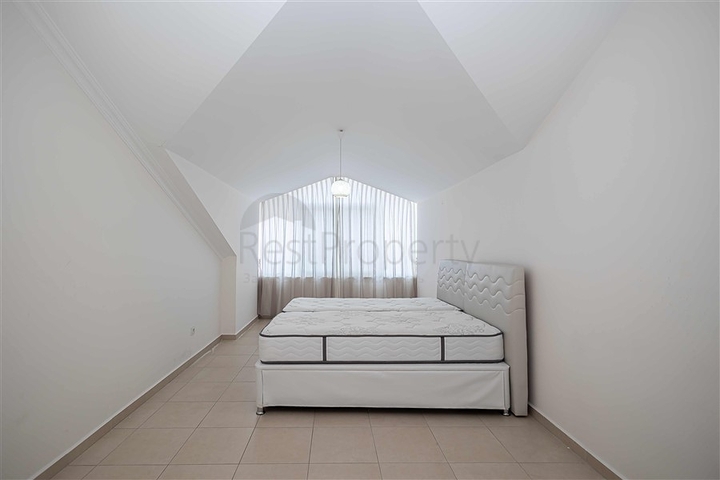 Просторий пентхаус з терасою і видом на море в престижному житловому комплексі