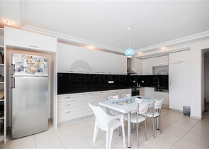 Просторий пентхаус з терасою і видом на море в престижному житловому комплексі