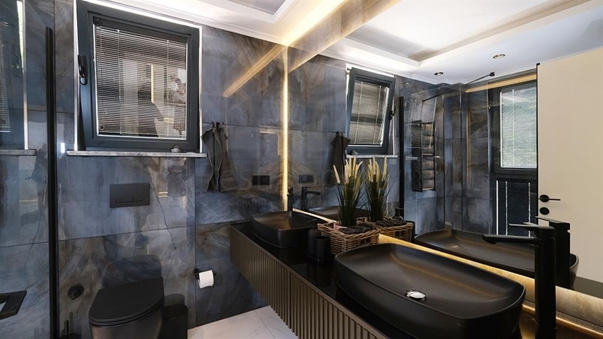 Сучасна вілла з панорамним видом на море в Аланьї