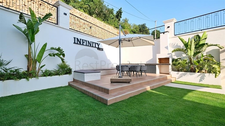 Сучасна вілла з панорамним видом на море в Аланьї