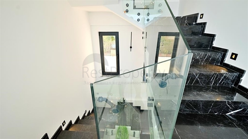 Сучасна вілла з панорамним видом на море в Аланьї