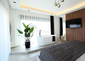 Сучасна вілла з панорамним видом на море в Аланьї