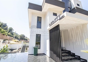 Сучасна вілла з панорамним видом на море в Аланьї