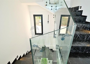 Сучасна вілла з панорамним видом на море в Аланьї