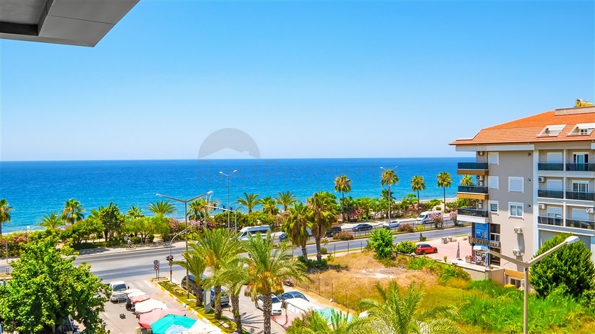 Пентхаус біля моря з просторими терасами і панорамними видами