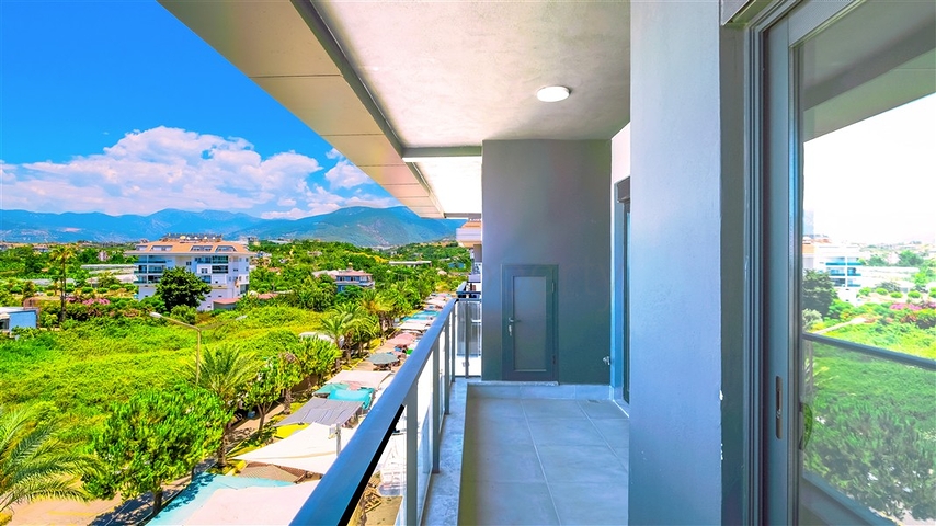 Пентхаус біля моря з просторими терасами і панорамними видами