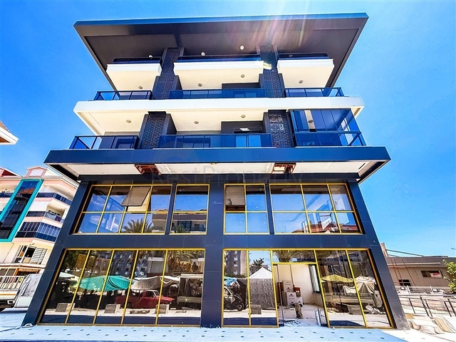 Пентхаус біля моря з просторими терасами і панорамними видами