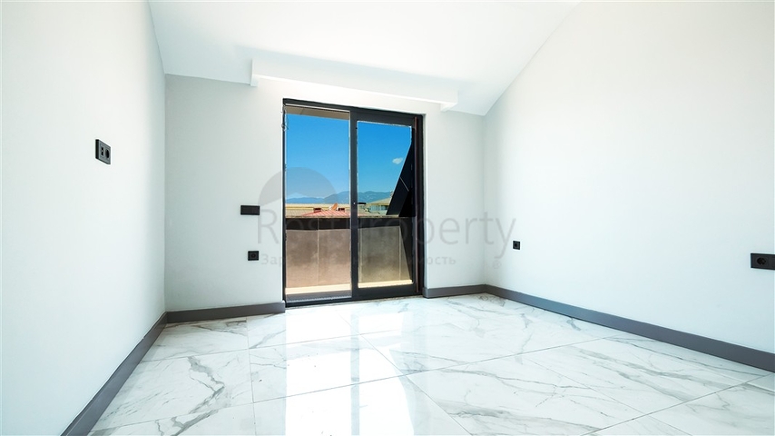 Пентхаус біля моря з просторими терасами і панорамними видами