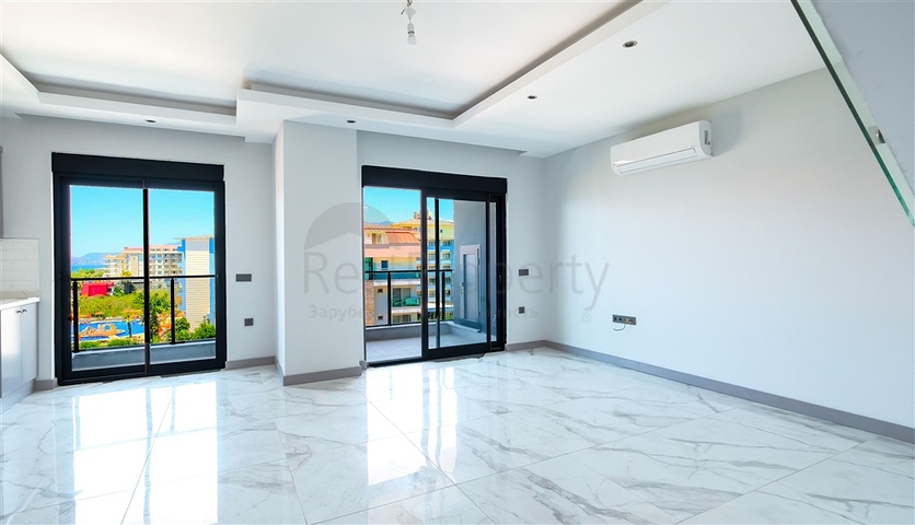 Пентхаус біля моря з просторими терасами і панорамними видами