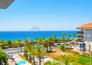 Пентхаус біля моря з просторими терасами і панорамними видами