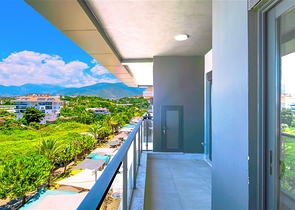 Пентхаус біля моря з просторими терасами і панорамними видами