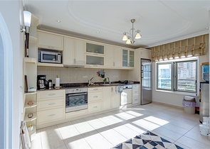 Затишна мебльована квартира 2+1 в комплексі з інфраструктурою