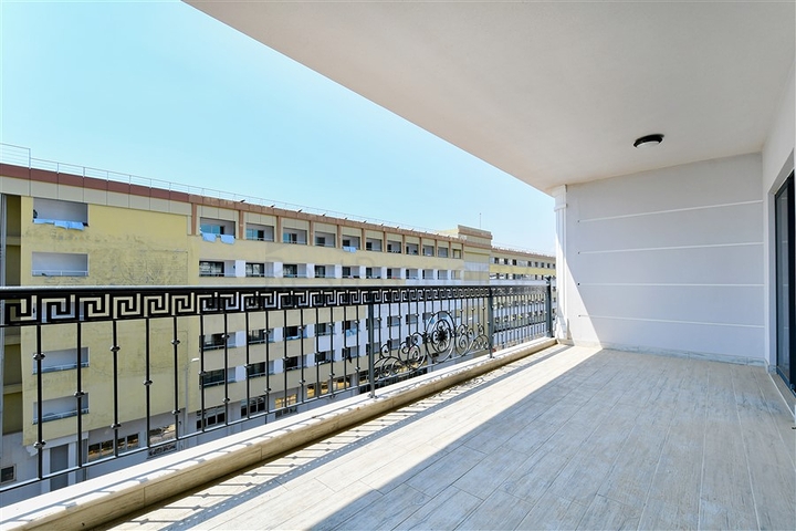 Просторий пентхаус 3 + 1 з видом на море всього в 50 метрах від пляжу