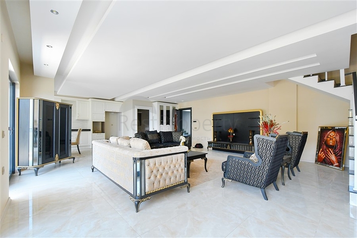 Просторий пентхаус 3 + 1 з видом на море всього в 50 метрах від пляжу