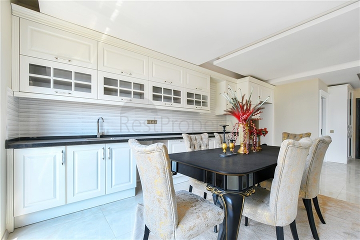 Просторий пентхаус 3 + 1 з видом на море всього в 50 метрах від пляжу