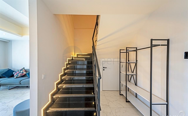 Простора мебльована квартира 3+1 в сучасному житловому комплексі в Авсалларі