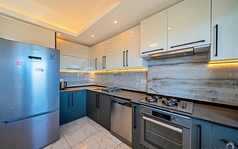 Простора мебльована квартира 3+1 в сучасному житловому комплексі в Авсалларі