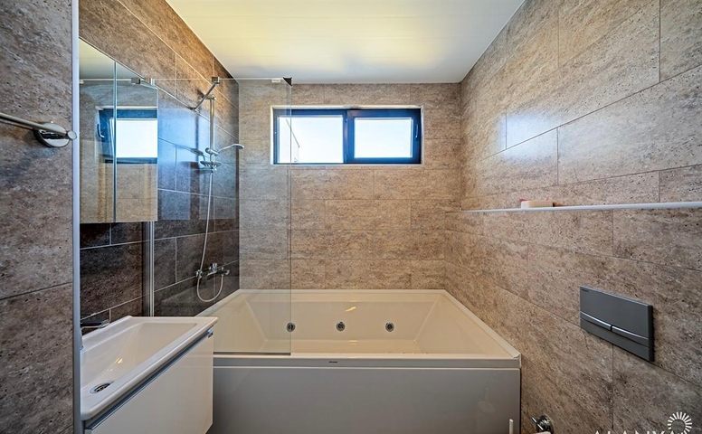 Простора мебльована квартира 3+1 в сучасному житловому комплексі в Авсалларі