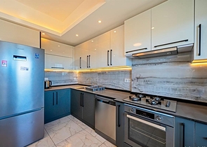 Простора мебльована квартира 3+1 в сучасному житловому комплексі в Авсалларі