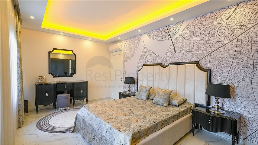 Просторий мебльований дуплекс з терасою і видом на море в сучасному житловому комплексі