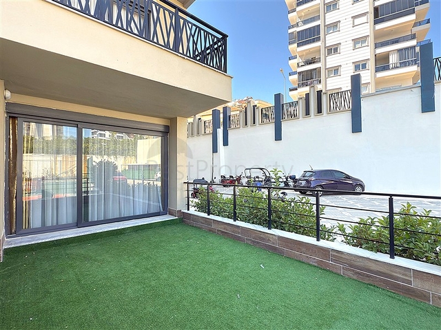 Просторий мебльований дуплекс з терасою і видом на море в сучасному житловому комплексі